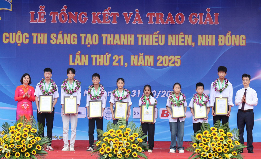 Ban tổ chức trao giải Nhất cho các tác giả, nhóm tác giả cuộc thi.