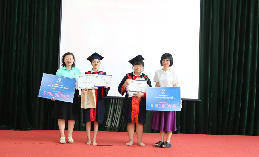 Đại diện Ban Giám hiệu Trường Tiểu học Yên Hòa và đại biểu trao giải Nhì (khối 5). y-2.jpg