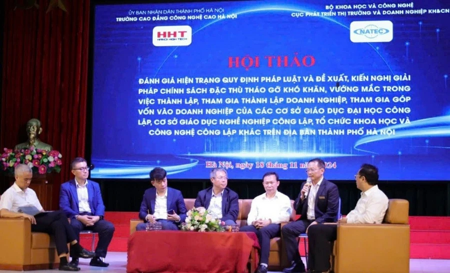 Các đại biểu, nhà khoa học, nhà nghiên cứu, nhà giáo tham dự hội thảo.