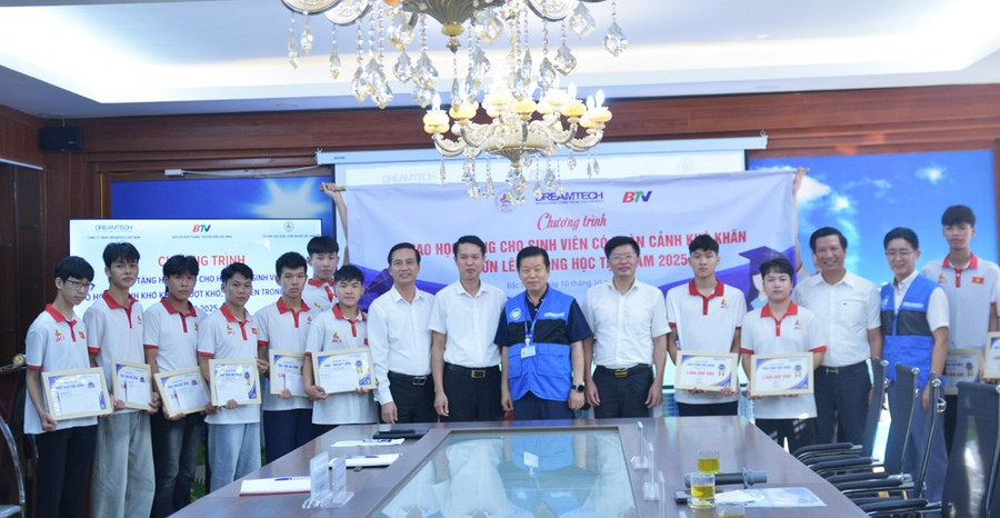 Các đại biểu trao học bổng cho học sinh, sinh viên trường Cao đẳng Công nghiệp Bắc Ninh. 02.jpg