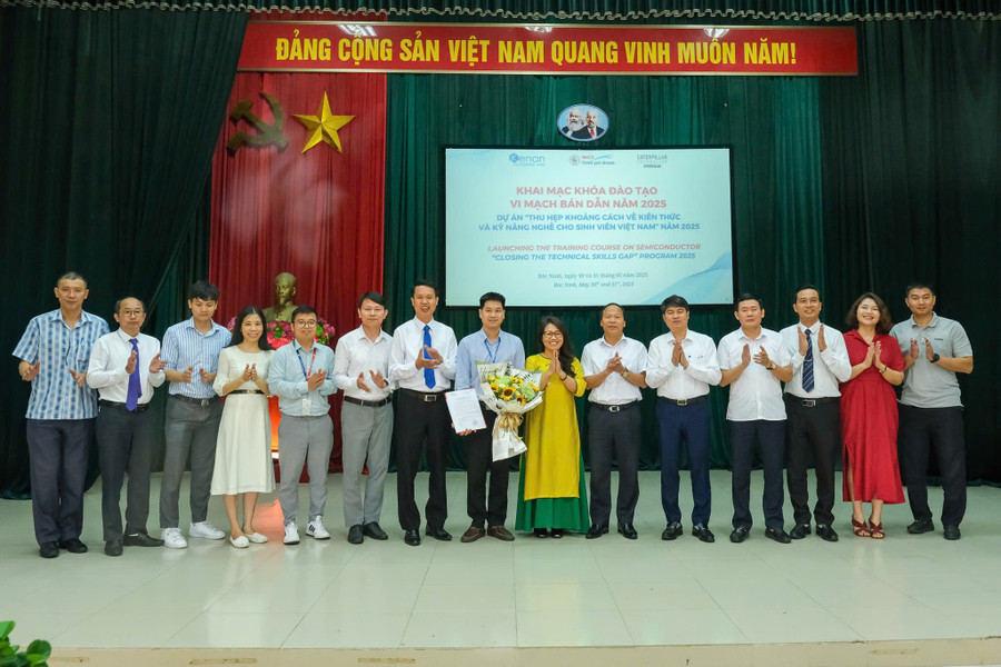 Các đại biểu chụp ảnh lưu niệm tại chương trình. khue-8.jpg
