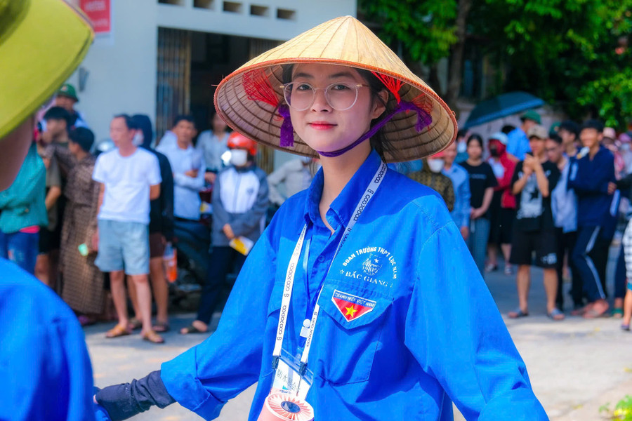 Thanh niên tình nguyện xếp hàng đón, động viên thí sinh tại kỳ thi. c-2.jpg