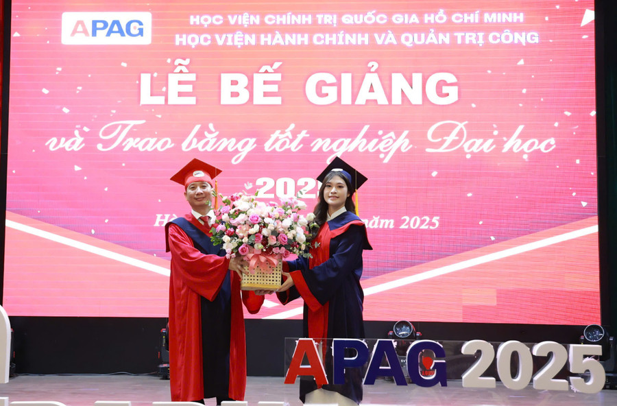 Em Nguyễn Phương Anh, sinh viên ngành Quản lý Văn hoá, Khoa Quản lý phát triển Xã hội tri ân PGS.TS Nguyễn Bá Chiến và các thầy cô Học viện. c-3.jpg