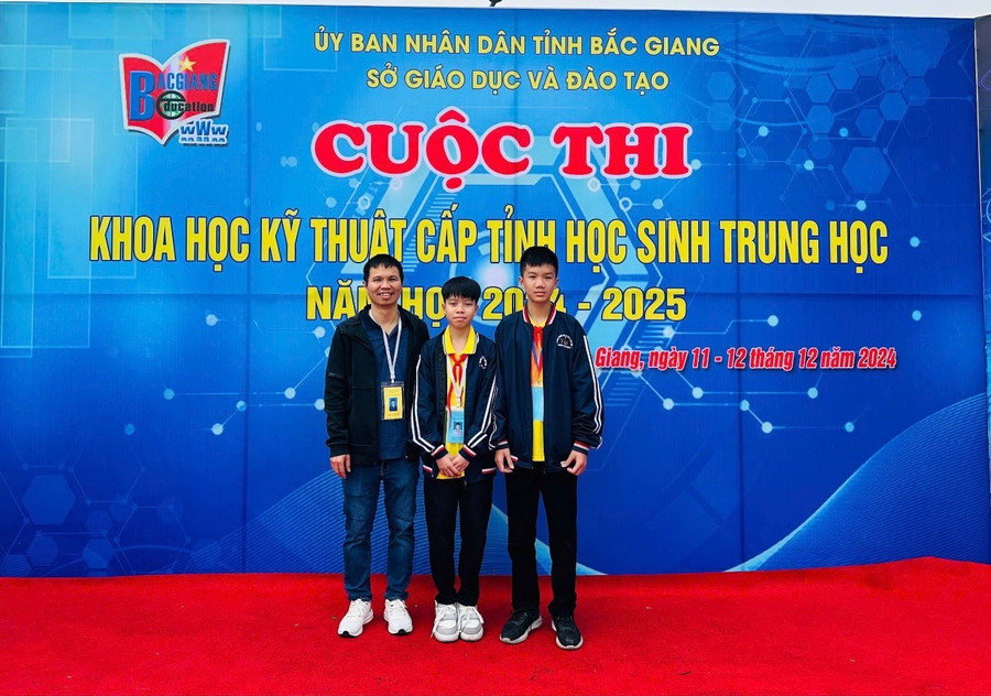 Thầy Dương Quốc Trọng chụp ảnh lưu niệm cùng học trò trong cuộc thi Khoa học kĩ thuật cấp tỉnh Bắc Giang năm học 2024- 2025. trong-2.jpg