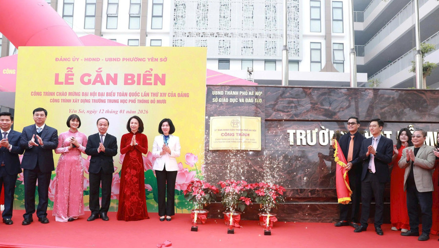 Đại biểu thực hiện nghi thức gắn biển công trình. Ảnh: PT.