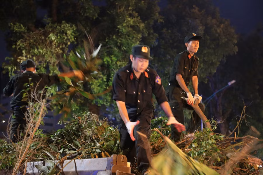 Cảnh sát cơ động tham gia dọn dẹp đường phố Thủ đô.