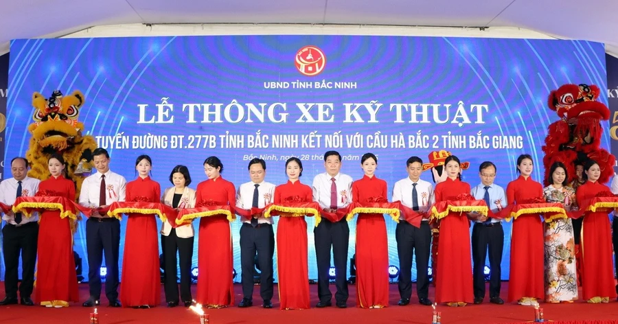 Các đại biểu cắt băng thông xe kỹ thuật tuyến đường ĐT.277B.