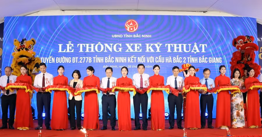 Các đại biểu cắt băng thông xe kỹ thuật tuyến đường ĐT.277B.