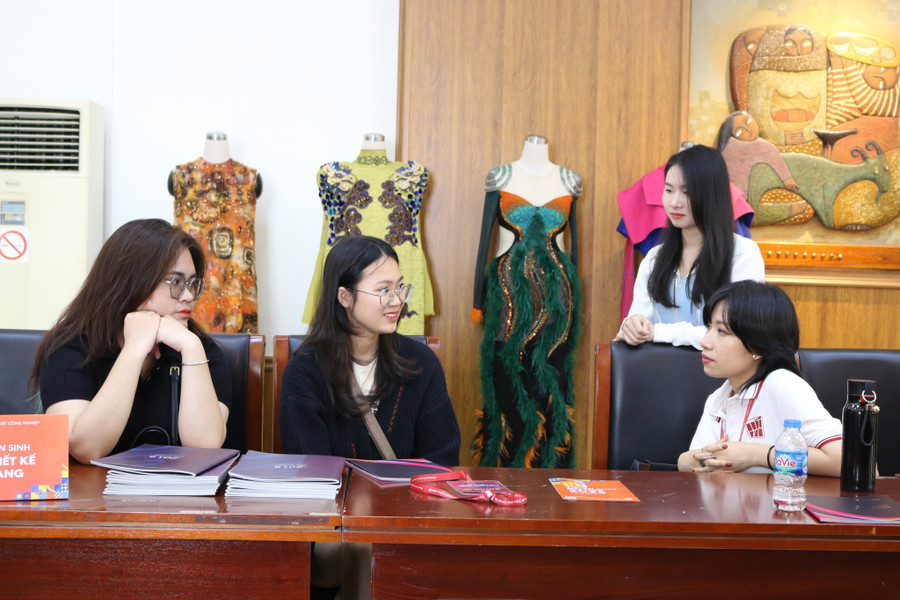 Tư vấn tuyển sinh - hướng nghiệp cho học sinh tại ngày hội.