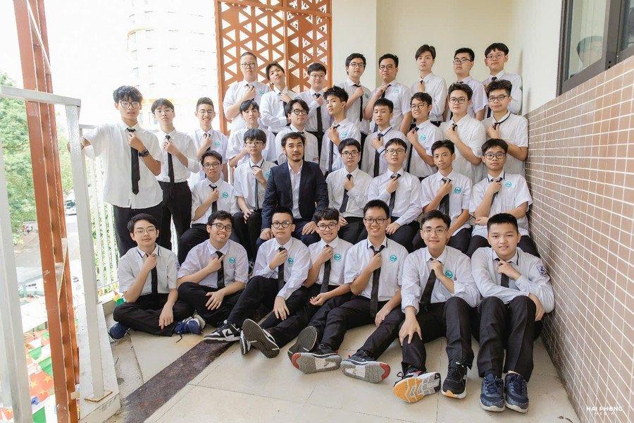 Ông Trịnh Hoài Dương - giáo viên chủ nhiệm và một số thành viên của lớp 9A1. g3.jpg