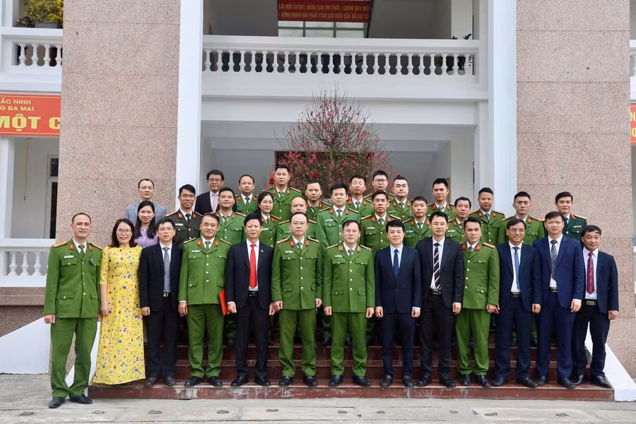 Các đại biểu chụp ảnh lưu niệm.