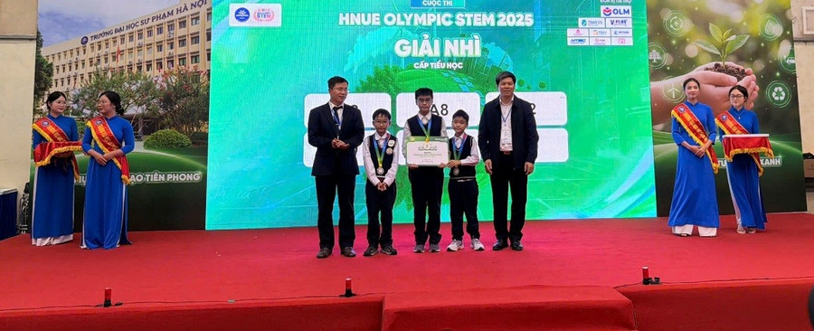 Ban tổ chức trao giải Nhì cho sản phẩm untitled.jpg