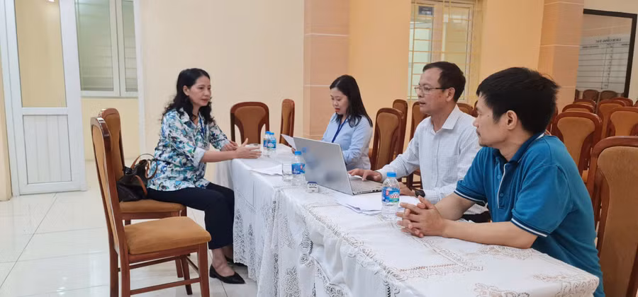 Đoàn công tác đã kiểm tra cơ sở vật chất phục vụ điểm thi.