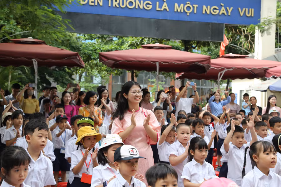 Cô trò hân hoan trong hoạt động trải nghiệm, chào đón học sinh lớp 1.