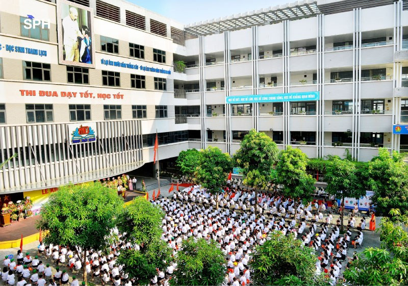 Một góc Trường THCS Mai Dịch nhìn từ trên cao.