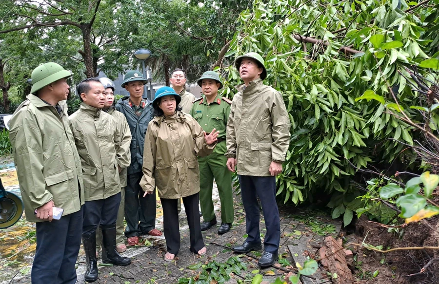 Bí thư Thành ủy Hà Nội kiểm tra công tác khắc phục hậu quả mưa bão tại quận Bắc Từ Liêm.