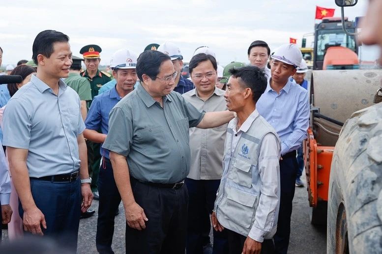 Thủ tướng động viên kỹ sư, công nhân trên công trường tại thị xã Thuận Thành - Ảnh: VGP.