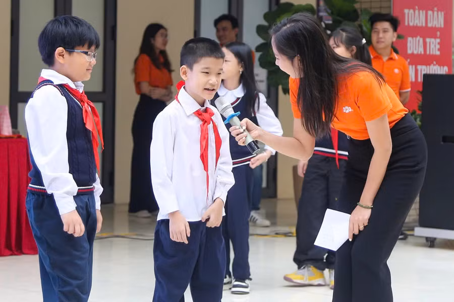 Học sinh thể hiện tài năng kiến thức an toàn trên không gian mạng.