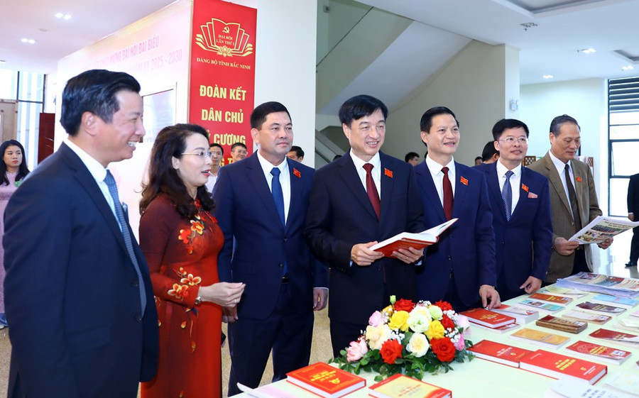 Ông Nguyễn Duy Ngọc và đại biểu tham quan gian trưng bày tại Đại hội. imgl9078.jpg