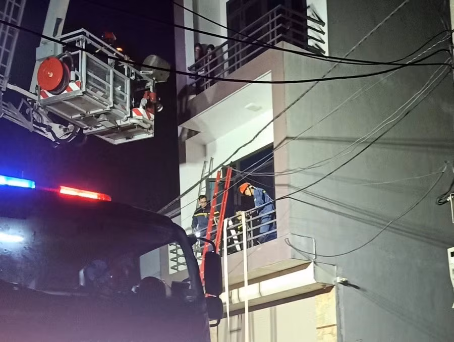 Lực lượng Cảnh sát PCCC và CNCH nhanh chóng có mặt tại hiện trường, triển khai lực lượng dập tắt đám cháy và cứu người bị mắc kẹt.