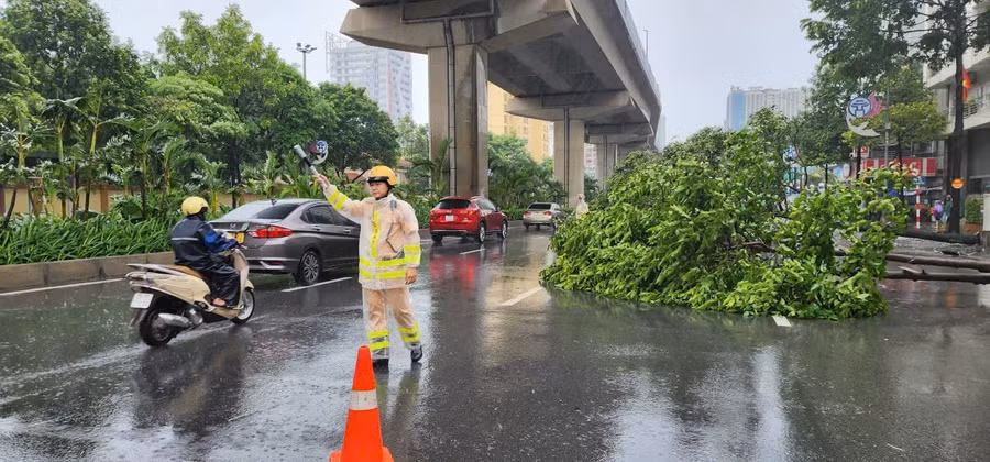 CSGT phân luồng, ứng trực xử lý các tình huống mưa bão gây ra.