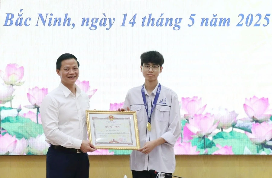 Chủ tịch UBND tỉnh Bắc Ninh Vương Quốc Tuấn trao Bằng khen cho em Nguyễn Công Vinh.