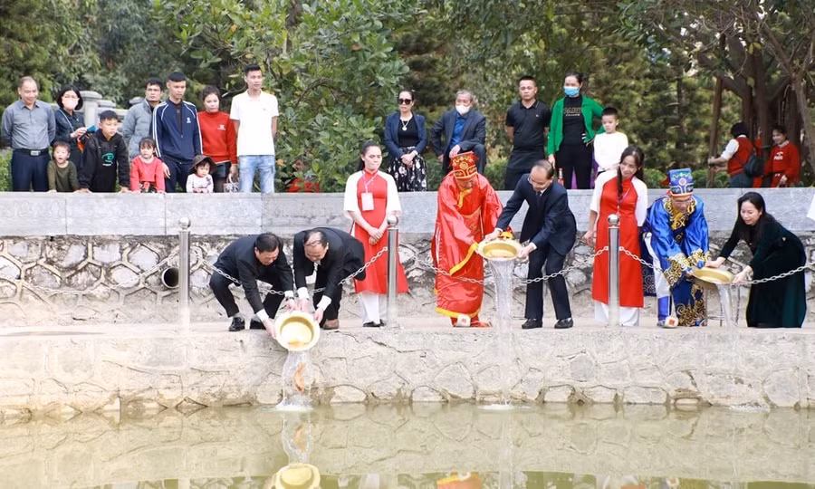 Các đại biểu thực hiện nghi thức phóng ngư.