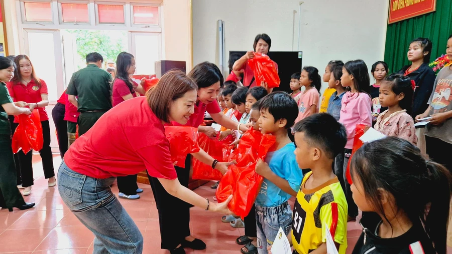 Trao quà cho học sinh điểm trường.