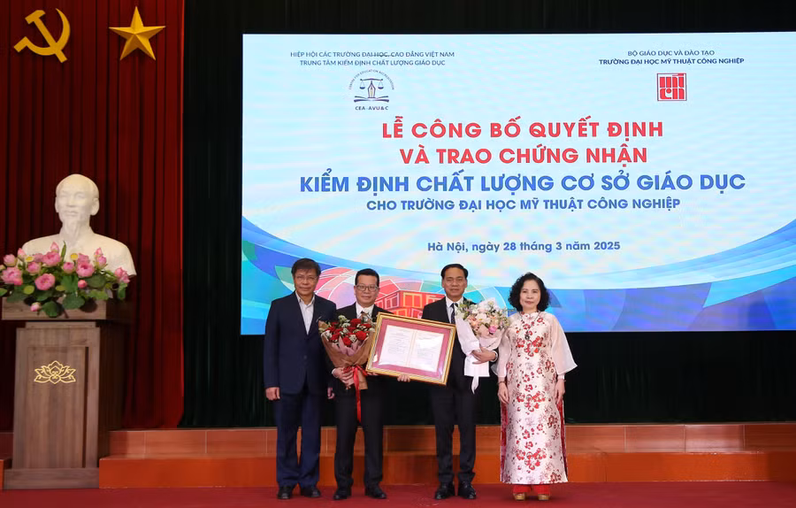 PGS.TS Nguyễn Thị Phương Nga cùng đại diện Bộ GD&ĐT trao giấy chứng nhận cho đại diện Trường Đại học Mỹ thuật Công nghiệp 