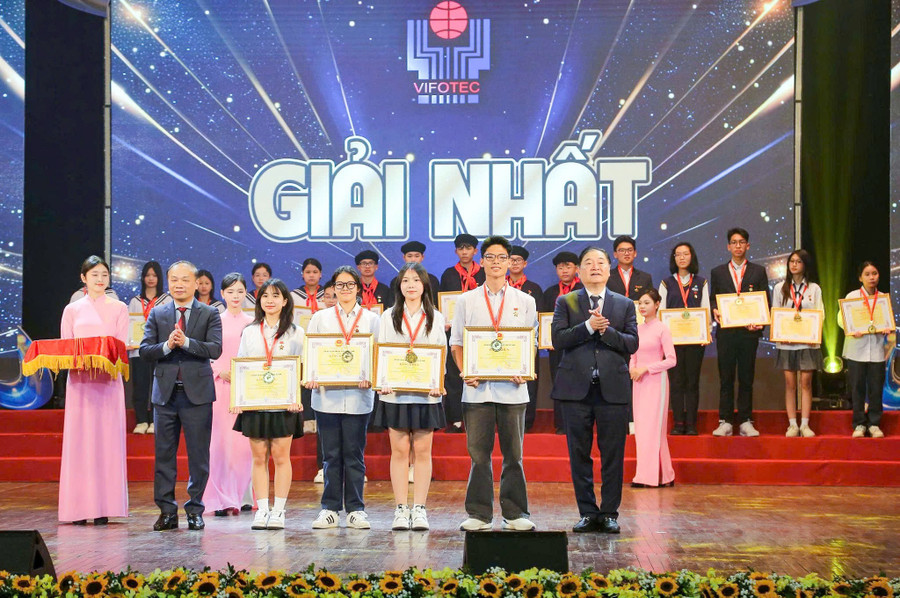 Ban tổ chức trao giải Nhất cho nhóm tác giả đạt giải.