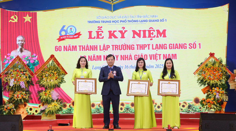 Ông Phan Thế Tuấn trao Bằng khen của Chủ tịch UBND tỉnh Bắc Ninh cho các cá nhân Trường THPT Lạng Giang số 1.