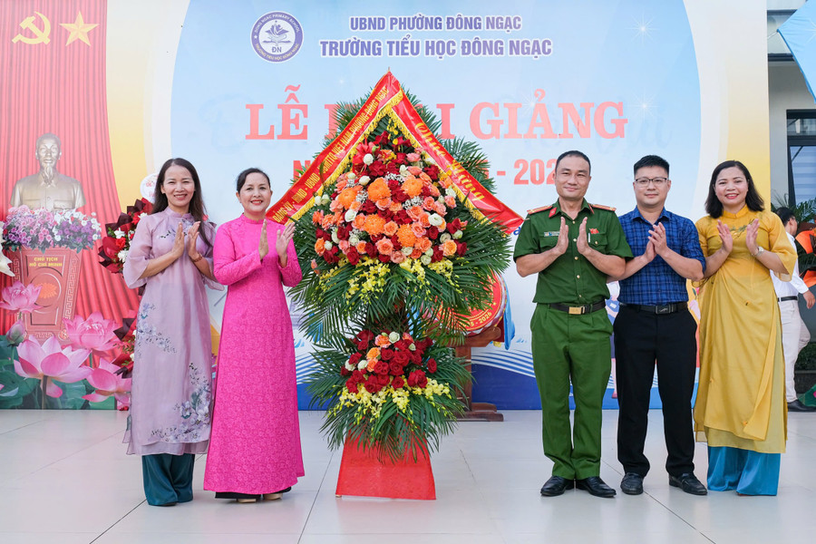 Đại diện phường Đông Ngạc chúc mừng cô trò nhà trường. dn5.jpg