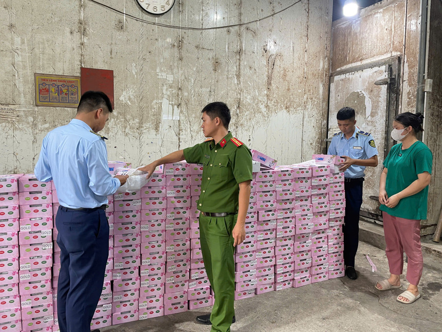Lực lượng chức năng kiểm tra số hàng hóa.