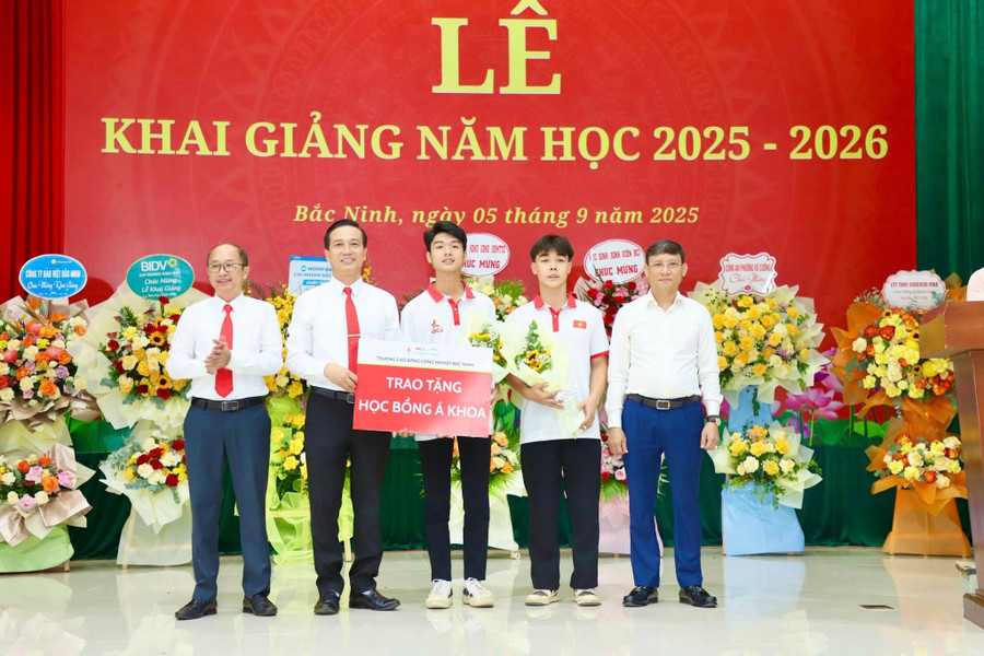 Trao tặng học bổng cho học sinh nhà trường. cn3.jpg