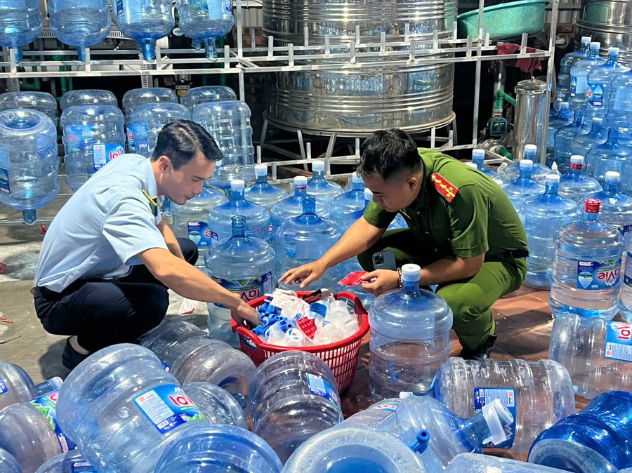 Lực lượng chức năng kiểm tra số bình nước Lavie giả. nuoc-1.jpg