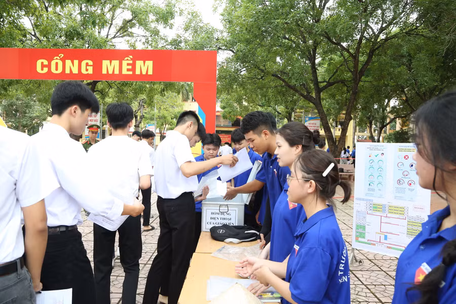 Thí sinh kiểm tra lại thông tin và di chuyển qua "cổng mềm".