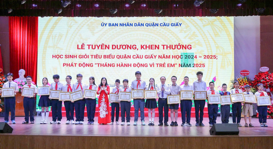 Bí thư Quận ủy Cầu Giấy Trần Thị Phương Hoa và ông Nguyễn Quang Tuấn - Phó Giám đốc Sở GD&ĐT Hà Nội khen thưởng các em học sinh.