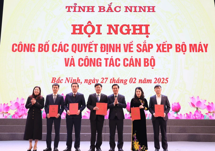 Ông Nguyễn Trung Hiền (trái), Giám đốc Sở Khoa học và Công nghệ, nhận quyết định. 