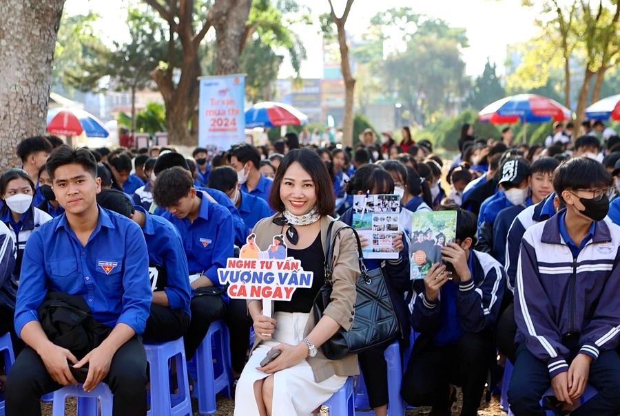 Nhà báo Mỹ Quyên lưu lại hình ảnh trong buổi tác nghiệp tại trường học.