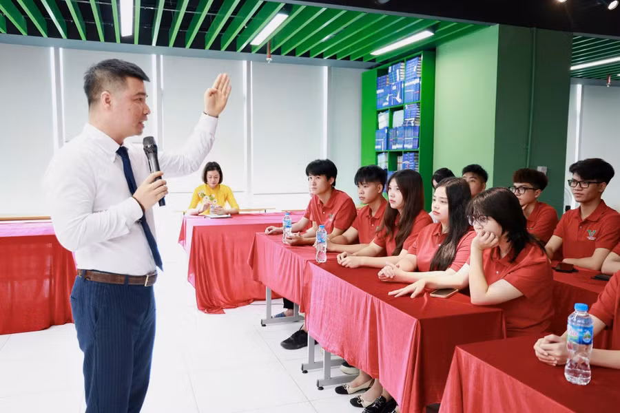 Giảng viên chia sẻ với các tân sinh về định hướng nghề nghiệp.