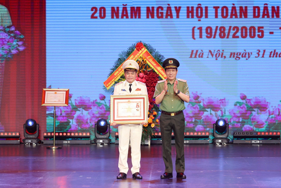 Bộ trưởng Bộ Công an trao tặng Huân chương Quân công hạng Nhì cho Trung tướng Nguyễn Thanh Tùng, Giám đốc Công an TP Hà Nội. (Ảnh: MH) catp7.jpg
