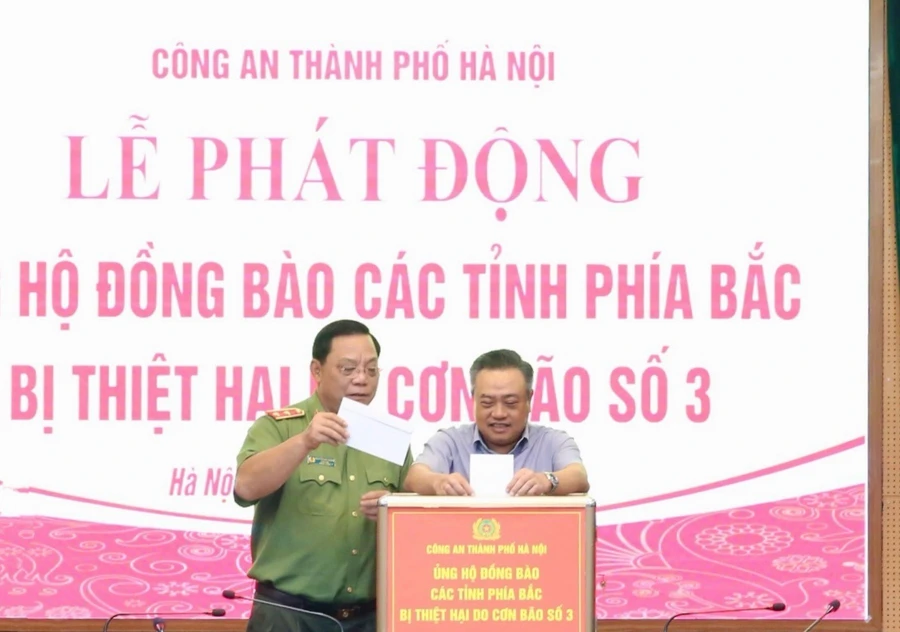 Chủ tịch UBND TP Hà Nội Trần Sỹ Thanh và Giám đốc Công an thành phố phát động ủng hộ đồng bào bị ảnh hưởng bởi mưa lũ.