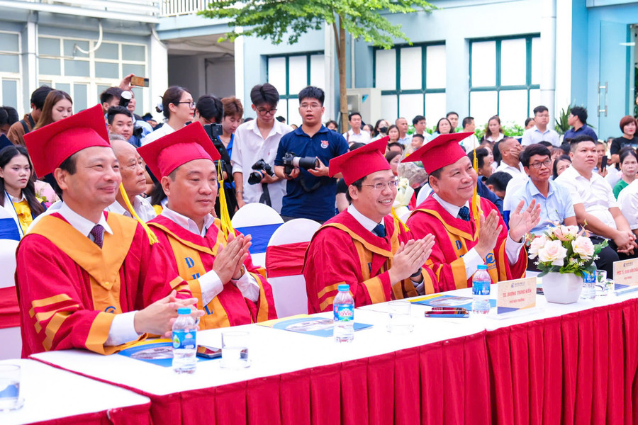 Thầy cô dự chúc mừng các tân cử nhân, thạc sỹ, tiến sĩ nhận tại buổi lễ. dl-4.jpg