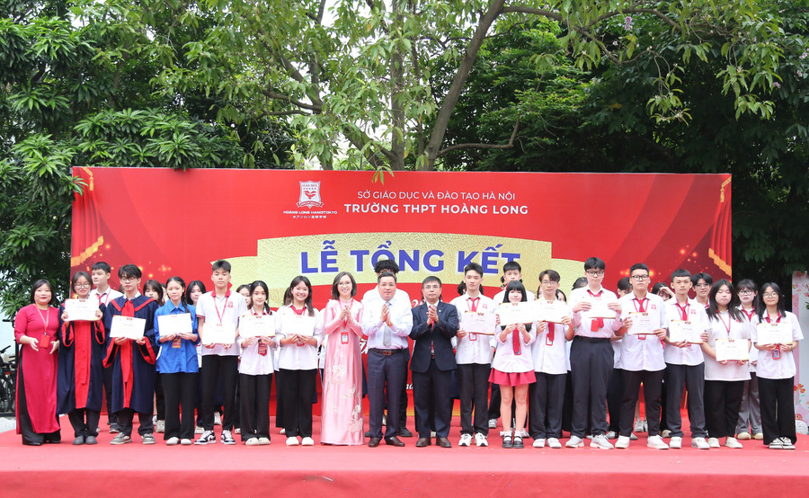 Ông Lê Thanh Long - Chủ tịch Hội đồng Trường THPT Hoàng Long cùng đại diện Ban giám hiệu trao thưởng cho giáo viên, học sinh nhà trường đạt thành tích cao. hl-5.jpg