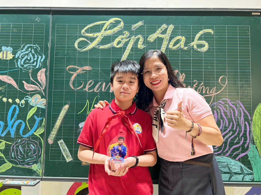 Cô Bùi Bích Phượng chia vui với học trò Cao Anh Quân.