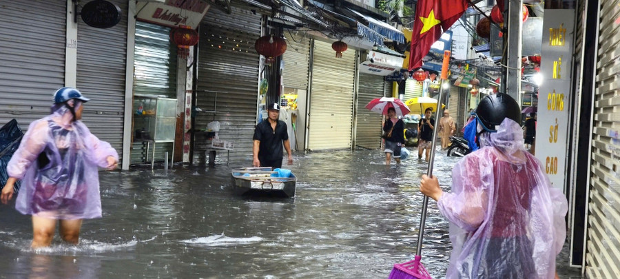 Người dân vất vả di chuyển sáng 7/10 do ngập, úng. le-quang-dao-3.jpg