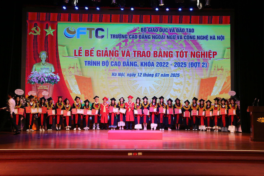 PGS.TS Bùi Văn Quân (bên trái ảnh) - Hiệu trưởng FTC và ThS Nguyễn Cao Đằng - Phó Hiệu trưởng FTC trao bằng và khen thưởng sinh viên xuất sắc. tn-1.jpg