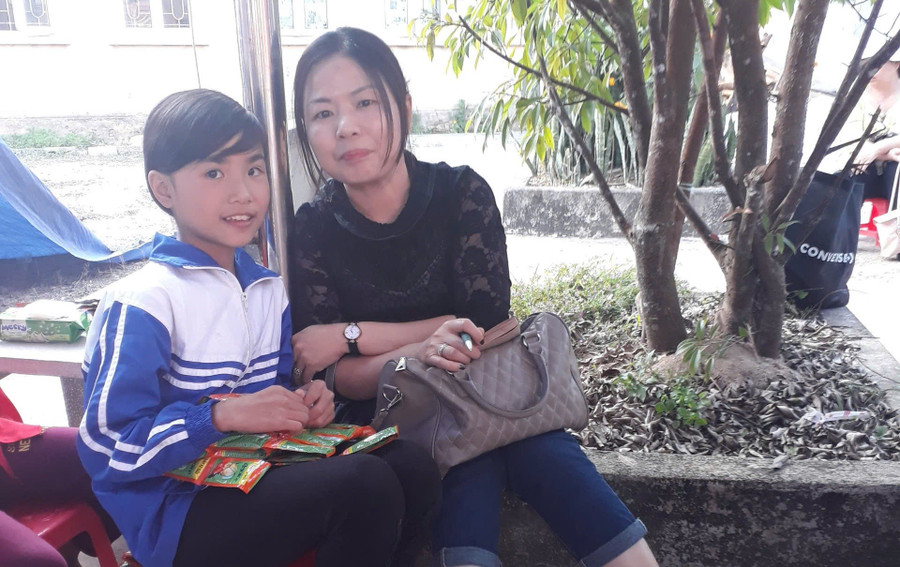 Nhà báo Lê Võ Nguyệt Thương lưu lại hình ảnh với em học sinh trong lần công tác tại tỉnh Lạng Sơn.