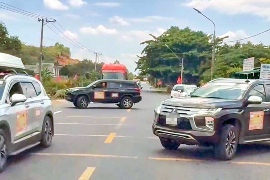 Ô tô chắn ngang Quốc lộ 20 để “mở đường” cho đoàn xe doanh nhân đi qua ở tỉnh Lâm Đồng. Ảnh: MXH