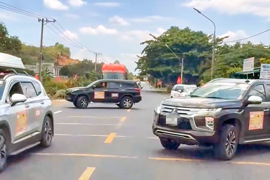 Ô tô chắn ngang Quốc lộ 20 để “mở đường” cho đoàn xe doanh nhân đi qua ở tỉnh Lâm Đồng. Ảnh: MXH